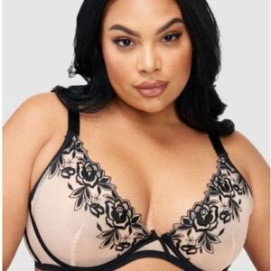 Frederick’s of Hollywood cream & black floral embroidered bra
